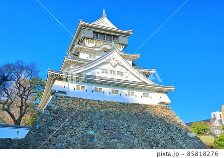 【福岡県】晴天下の小倉城天守閣 85818276