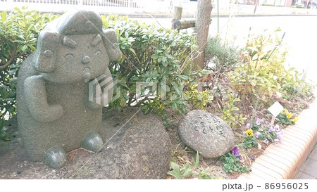 ≪神仏≫　幹線道路の花壇に作られた石の毘沙門天 86956025