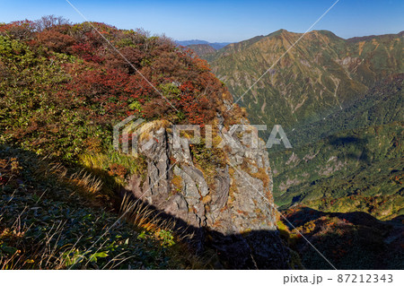 紅葉の谷川連峰・伍策新道から見る茂倉岳・一ノ倉岳 87212343