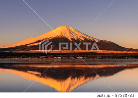 （山梨県）早朝の逆さ紅富士・山中湖 87580733