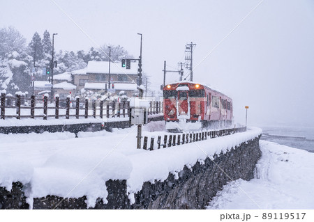 《富山県》氷見線・雪の雨晴海岸 89119517