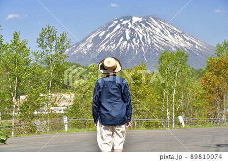 初夏の北海道ニセコ町ビューポイントで残雪の羊蹄山と女性の居る風景を撮影 89810074