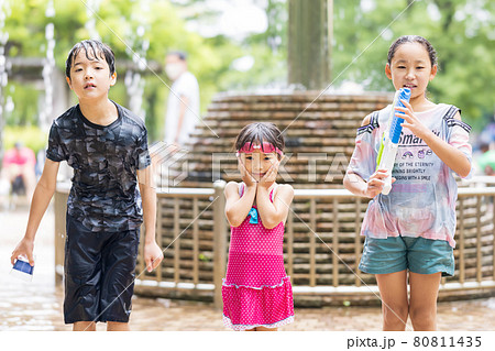 噴水で遊ぶ子供達 80811435