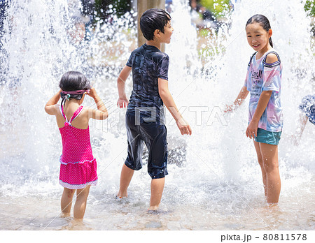 水遊びをするかわいい子供 80811578