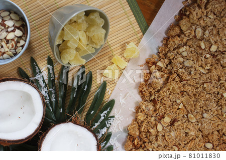 Organic Coconut and Granola With Dried Pineapple and Almonds 81011830