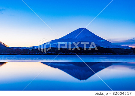 （山梨県）精進湖の夜明け・富士山 82004517