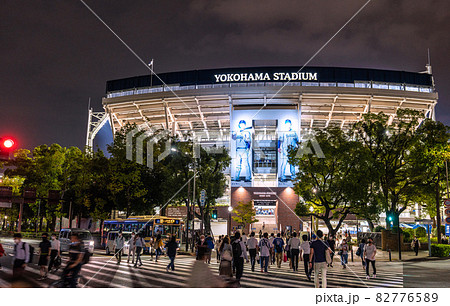 日本の横浜都市景観 解除・宣言全面解除。横浜スタジアム等に向かう大勢の人たちら＝10月6日 82776589