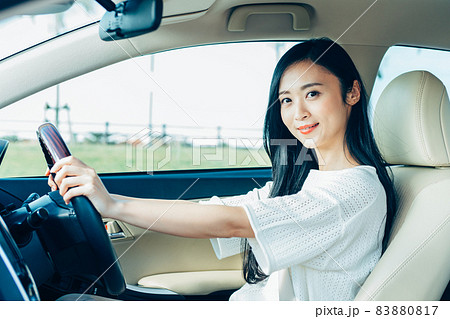 車を運転する若い女性 83880817