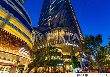 東京　千代田区の都市風景　東京ミッドタウン日比谷の夜景 83966761