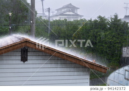 トタン屋根に降り注ぐ激しい雨 94142372