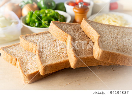 全粒粉入りの食パン　食パンで朝食　弁当作り　ブラン食パン 94194387