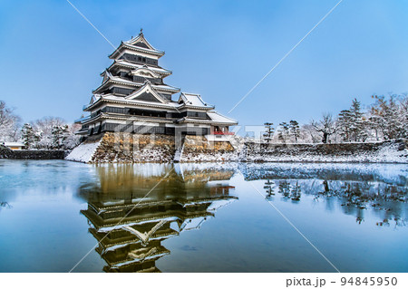 長野県松本市　雪化粧した松本城 94845950