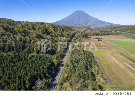 羊蹄山と一本道を空撮（ビューポイントパーキング上空） 95367561