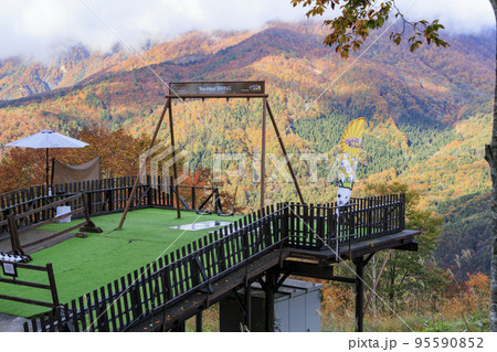 秋の岩岳マウンテンリゾートからの三段紅葉 95590852