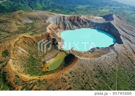 草津白根山の湯釜 95745000