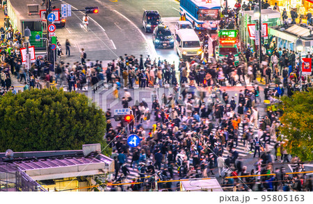 日本の東京都市景観 ハロ本番。3年ぶり自粛要請なしの渋谷ハロウィン“狂騒曲”＝31日、17時56分 95805163