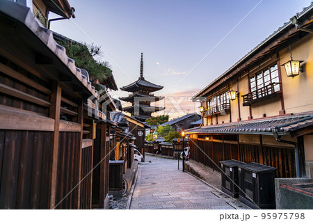 【京都府】夕暮れに染まる東山のシンボル八坂の塔 95975798