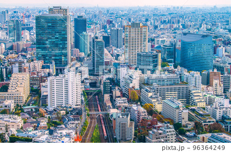 日本の東京都市景観 目黒駅やJR東急目黒ビル、目黒セントラルスクエア。手前はN`EX 96364249