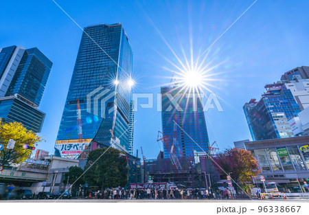 日本の東京都市景観 渋谷新風景。横断待ちの人々…渋谷5棟が揃い踏み。桜丘口再開発ビルもまもなく完成へ 96338667