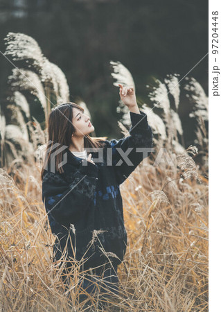 ススキと女性ポートレート 97204448