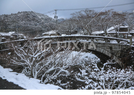 雪の秋月 97854045