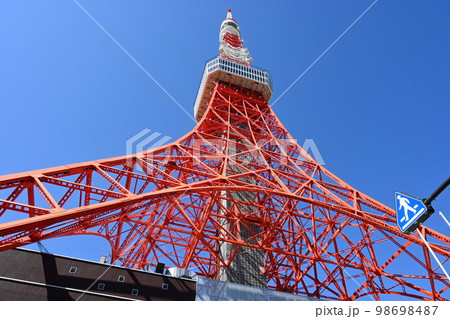 快晴の夏に見上げる東京タワー 98698487