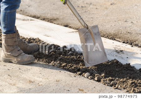 道路工事をする人 98774975