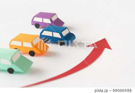 自動車と矢印　自動車関係諸税　車　購入　査定　下取り　増加　自動車税　自動車取得税 99000498