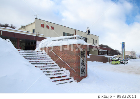 雪深いJR網走駅前にて 99322011