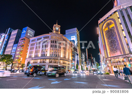 日本の東京都市景観 夜・銀座四丁目の交差点からライトアップされた街並みなどを望む 90083806