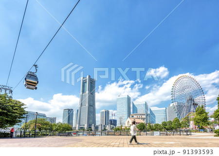 横浜みなとみらいの都市風景　ロープウェイとランドマークタワーと観覧車 91393593