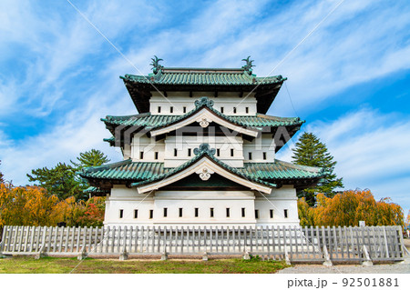 青森県 弘前城　～紅葉に染まる天守～ 92501881