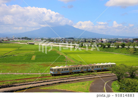 弘南鉄道の田んぼアート駅を発車した列車と岩木山 93814883