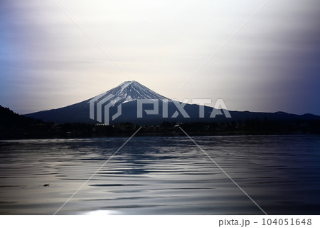 河口湖と富士山 104051648