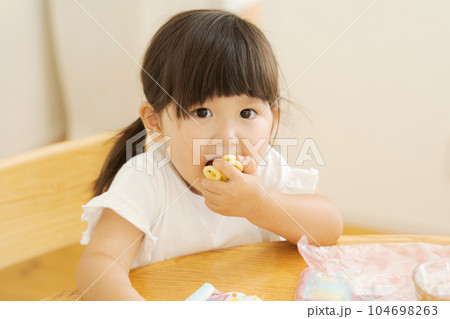 おやつを食べる女の子の写真 104698263