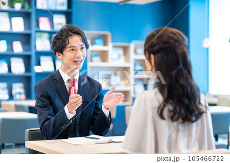 若い女性に営業するビジネスマン　撮影協力：Creadisce（丸善雄松堂株式会社） 105466722