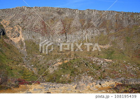 紅葉の季節　秋　志賀草津高原ルートからの風景　　　　　 108195439