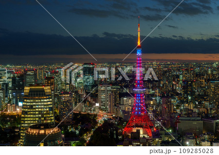 インフィニティ・ダイヤモンドヴェールライトアップの東京タワーと東京都心の夜景 109285028