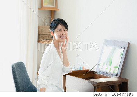 部屋でスキンケアをする女性 109477199