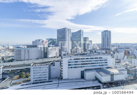 神奈川県横浜市　JR横浜駅東口周辺の街並み 100566494