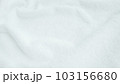 上質な無地の白いタオルの背景･テクスチャの素材 - 洗濯後の真っ白で清潔な綿のタオル生地 103156680