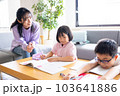 子供の勉強をみる母親 103641886