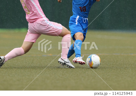 雨のなかでサッカーの試合 114125943