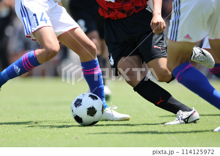 サッカーの試合でドリブルをする選手 114125972