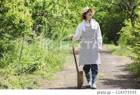 田舎暮らしをする女性 114373335