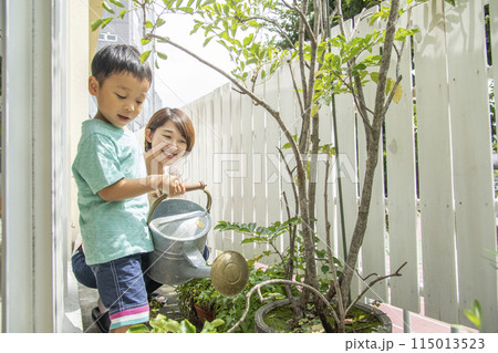 親子で植木に水やり 115013523