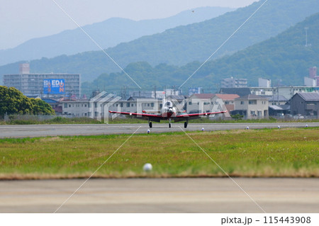 着陸した練習機　自衛隊 115443908