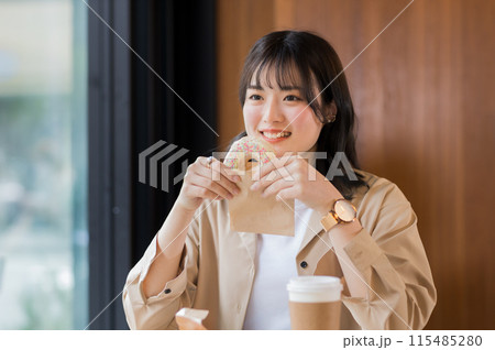 カフェでドーナツを食べる女性 115485280