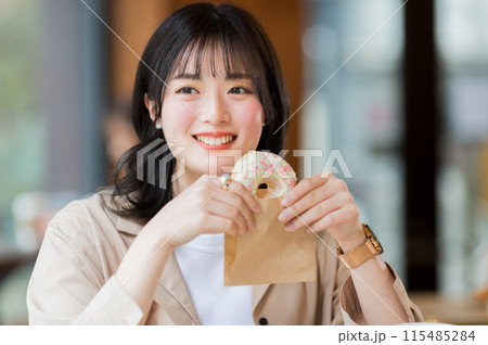 カフェでドーナツを食べる女性 115485284