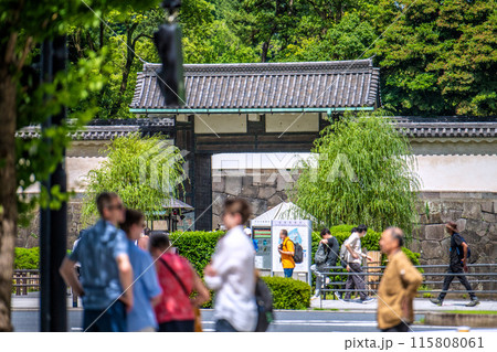 日本の東京都市景観 インバウンド復活…。外国人観光客で賑わう都内…。大手門に向かう外国人観光客＝6月 115808061